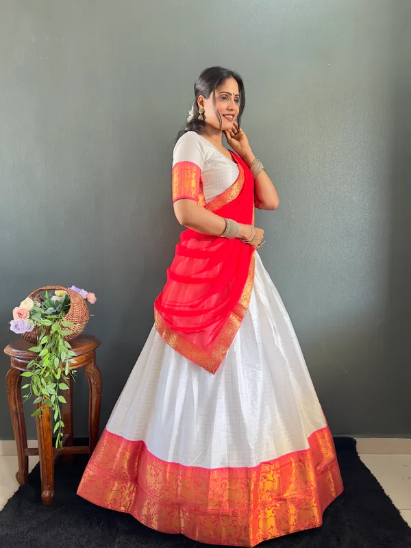 Varuni_Lahenga__is_Festival_Launching_Lehenga_Choli