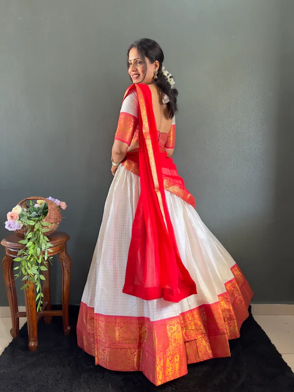 Varuni_Lahenga__is_Festival_Launching_Lehenga_Choli
