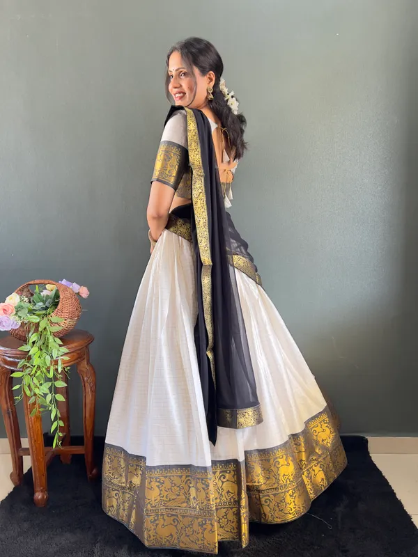 Varuni_Lahenga__is_Festival_Launching_Lehenga_Choli