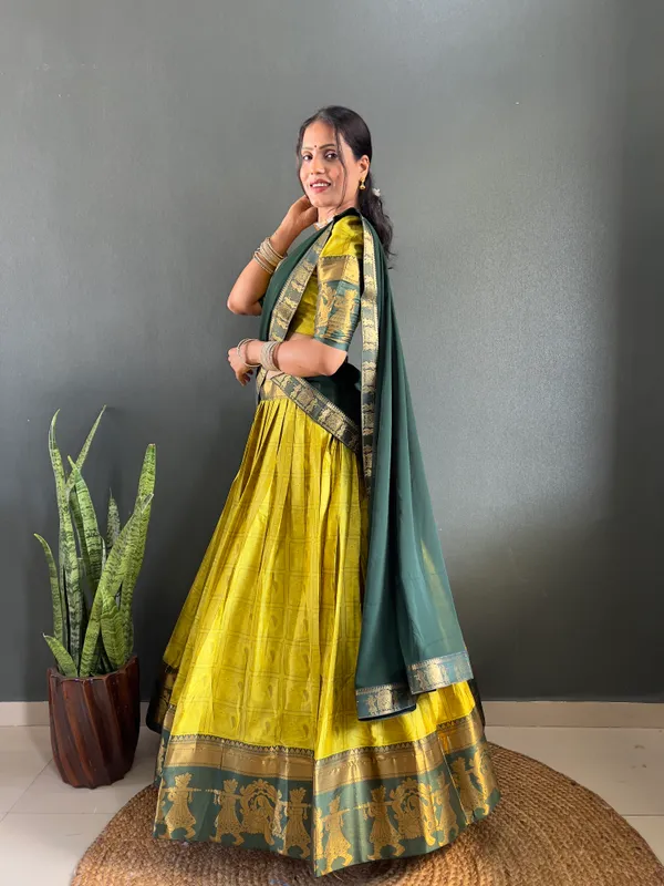 Varuni_Lahenga__is_Festival_Launching_Lehenga_Choli