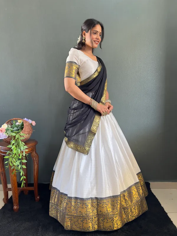 Varuni_Lahenga__is_Festival_Launching_Lehenga_Choli