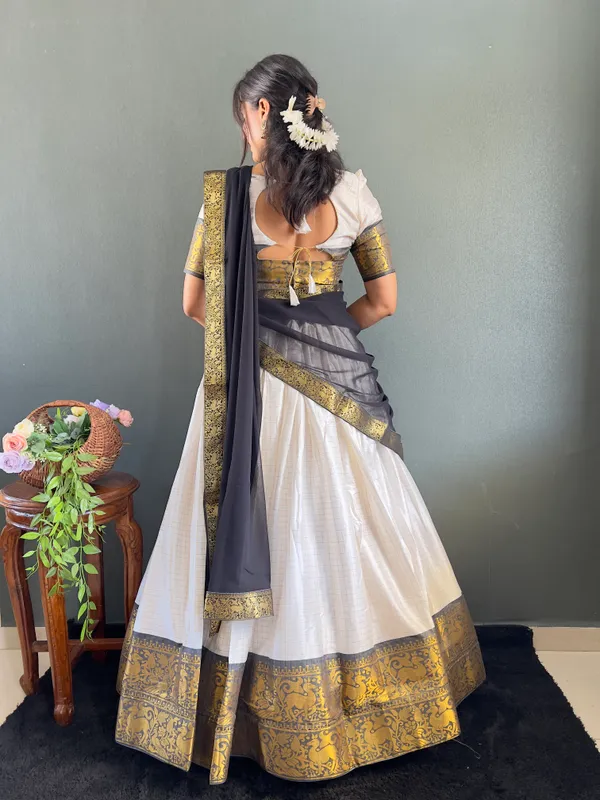 Varuni_Lahenga__is_Festival_Launching_Lehenga_Choli