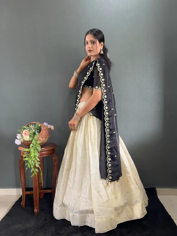 Varuni_Lahenga _is_Festival_Launching_Lehenga_Choli