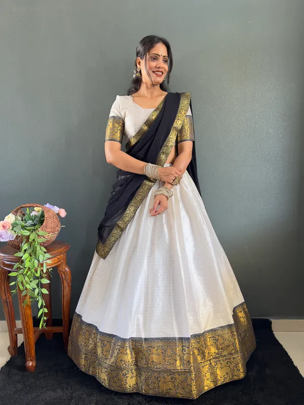 Varuni_Lahenga__is_Festival_Launching_Lehenga_Choli