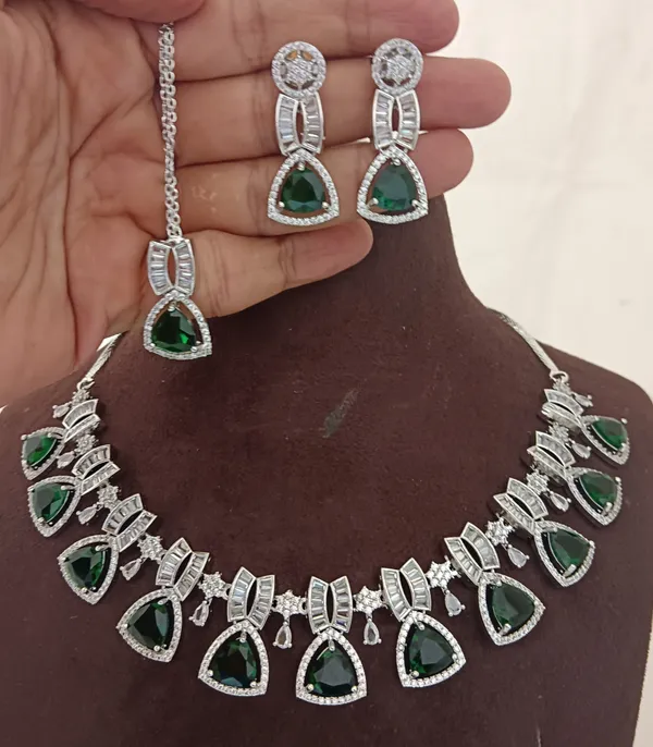 https://d1311wbk6unapo.cloudfront.net/NushopCatalogue/tr:f-webp,w-600,fo-auto/655f446d02d8dc3ec146a77e/cat_img/CZ_Emerald_Green_White_Stones_CZ_Silver_Plated_Beautiful_4pc_Jewellery_Set_KMJRPTDUXX_2024-10-03_1.jpg__Evy