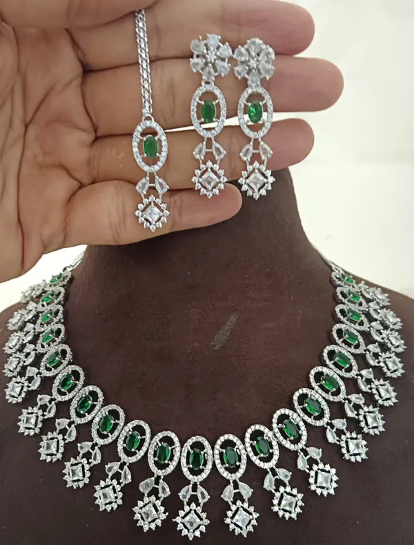 https://d1311wbk6unapo.cloudfront.net/NushopCatalogue/tr:f-webp,w-600,fo-auto/655f446d02d8dc3ec146a77e/cat_img/CZ_Emerald_Green_White_Stones_CZ_Silver_Plated_Beautiful_Designer_4pc_Jewellery_Set_YWHCLXYPP7_2024-10-03_1.jpg__Evy