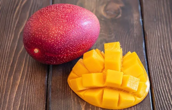 Expensive_Japanese_Miyazaki__Smooth_Texture_Mango_Fruit_Plant_&_Tree_(1.5-3.5_Ft_Height)_Pack_Of_1