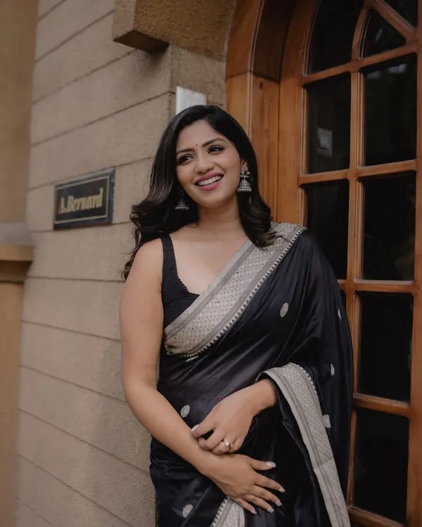 Mesmeric_Black_Soft_Banarasi_Silk_Saree_With_Opulent_Blouse_Piece