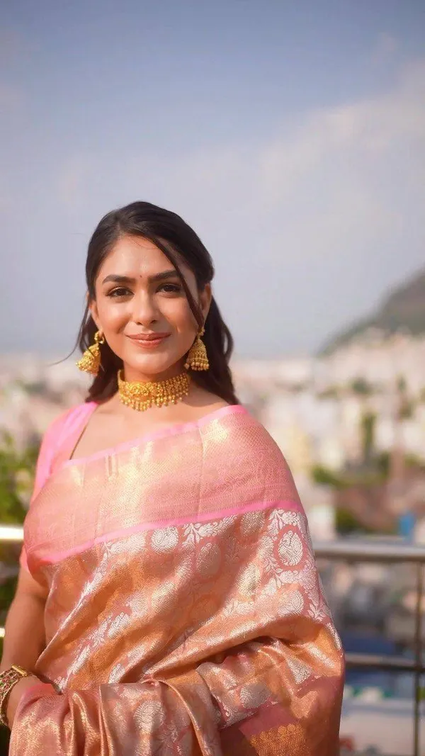 Soft_Lichi_Silk_Saree_with_Unstiched_Blouse_Piece