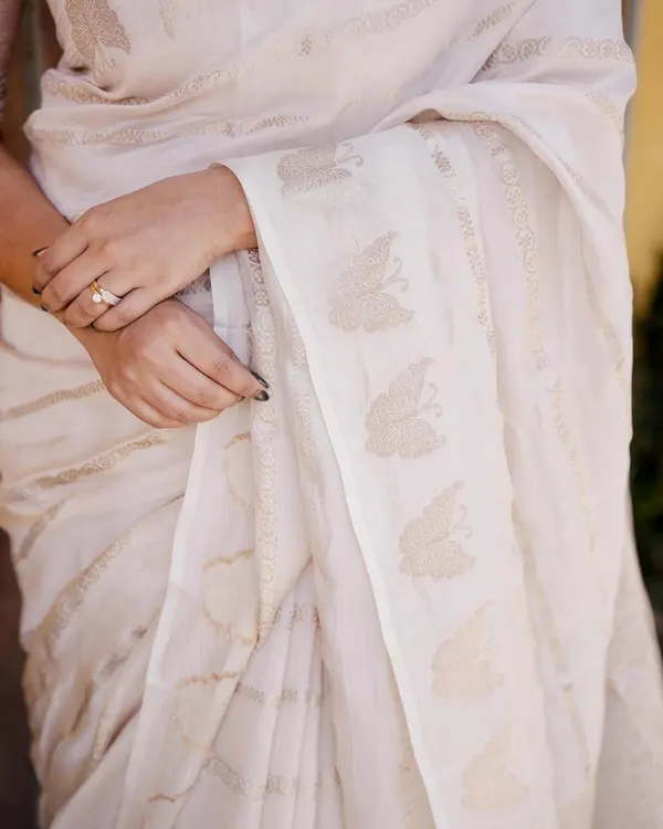 Outstanding_White_Soft_Banarasi_Silk_Saree_With_Deserving_Blouse_Piece