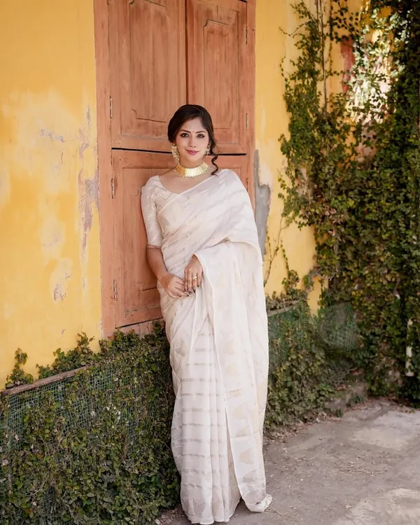 Outstanding_White_Soft_Banarasi_Silk_Saree_With_Deserving_Blouse_Piece