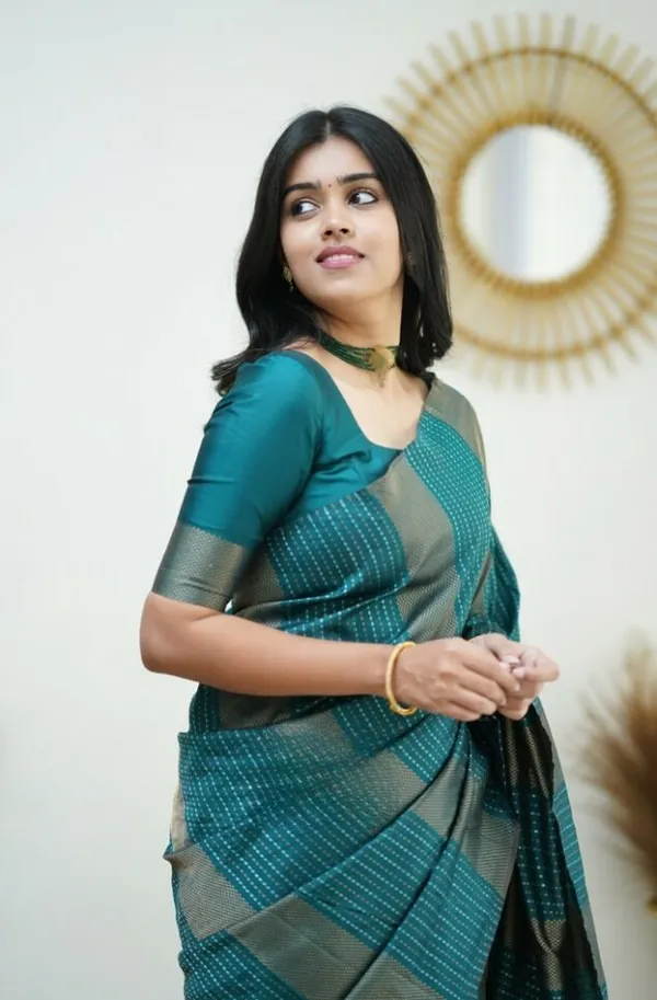 Soft_Lichi_Silk_Saree_with_Unstiched_Blouse_Piece