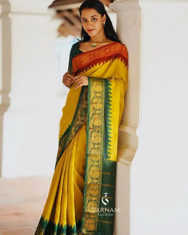 Soft_Lichi_Silk_Saree_with_Unstiched_Blouse_Piece