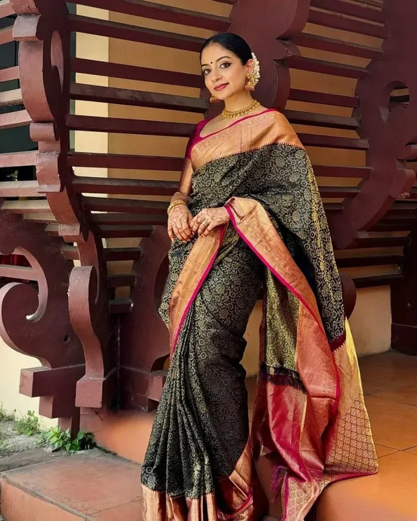 Soft_Banarasi_Lichi_Silk_Saree_with_Unstiched_Blouse_Piece