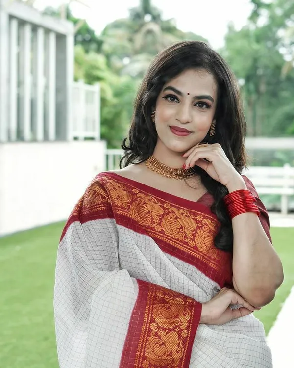 Moiety_Off_White_Soft_Banarasi_Silk_Saree_With_Panoply_Blouse_Piece