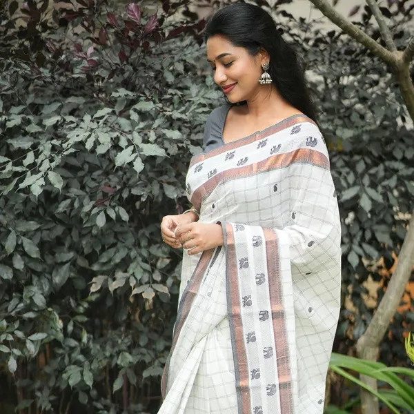 Designer_Off_White_Soft_Banarasi_Silk_Saree_With_Majesty_Blouse_Piece