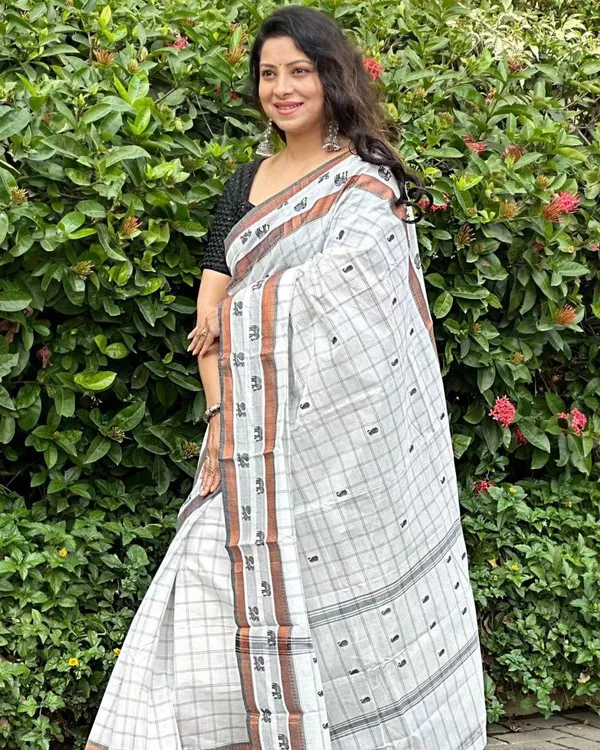 Luxuriant_Off_White_Soft_Banarasi_Silk_Saree_With_Glittering_Blouse_Piece