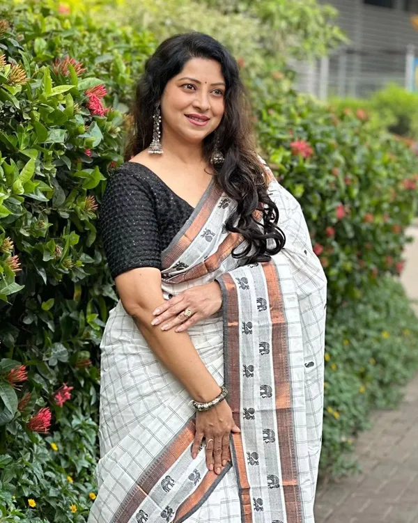 Luxuriant_Off_White_Soft_Banarasi_Silk_Saree_With_Glittering_Blouse_Piece