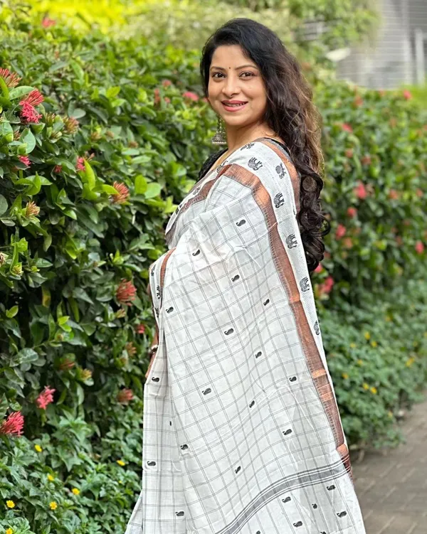 Luxuriant_Off_White_Soft_Banarasi_Silk_Saree_With_Glittering_Blouse_Piece