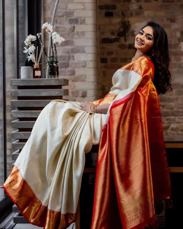 Soft_Banarasi_Lichi_Silk_Saree_with_Unstiched_Blouse_Piece
