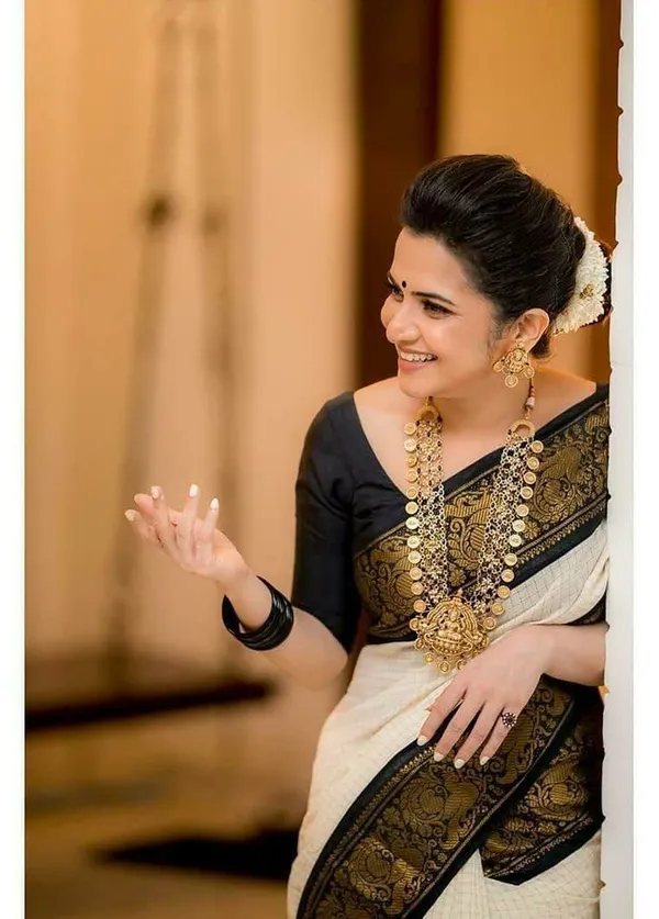 Moiety_Off_White_Soft_Banarasi_Silk_Saree_With_Panoply_Blouse_Piece