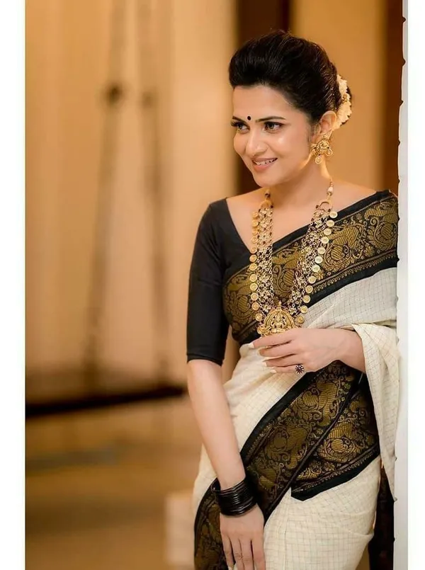 Moiety_Off_White_Soft_Banarasi_Silk_Saree_With_Panoply_Blouse_Piece
