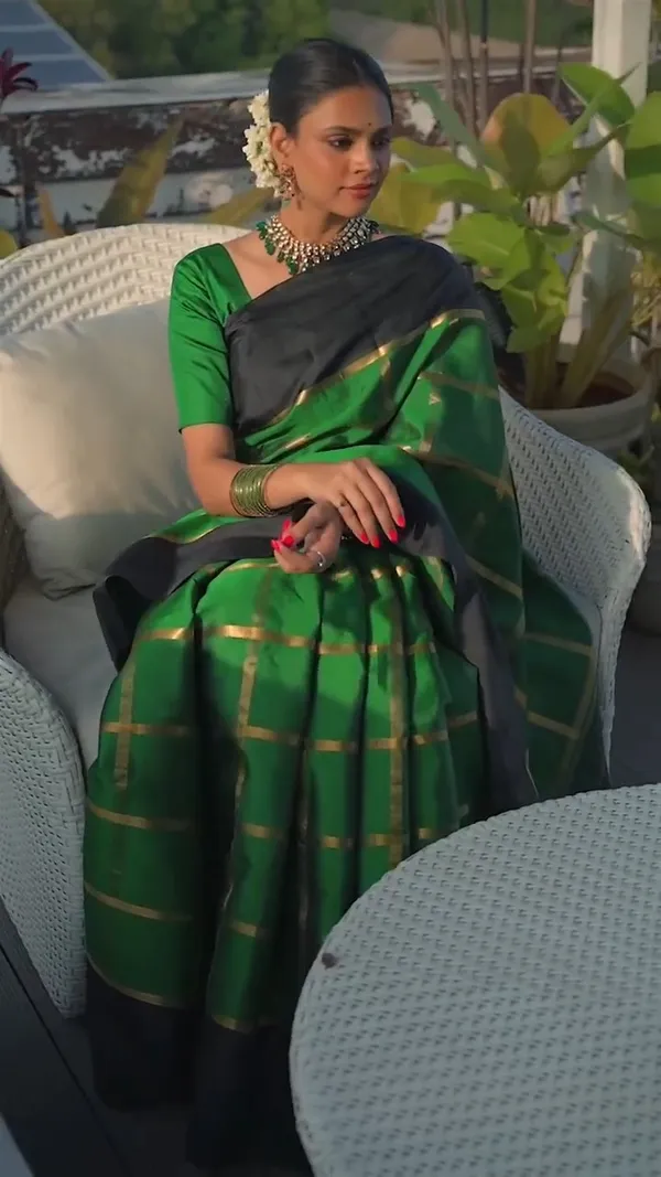 Entrancing_Green_Soft_Banarasi_Silk_Saree_With_Divine_Blouse_Piece