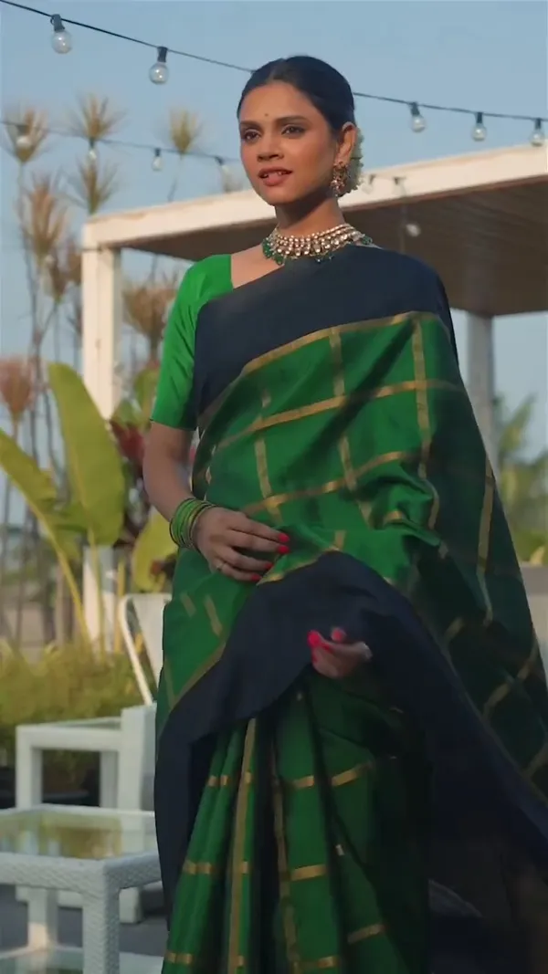 Entrancing_Green_Soft_Banarasi_Silk_Saree_With_Divine_Blouse_Piece