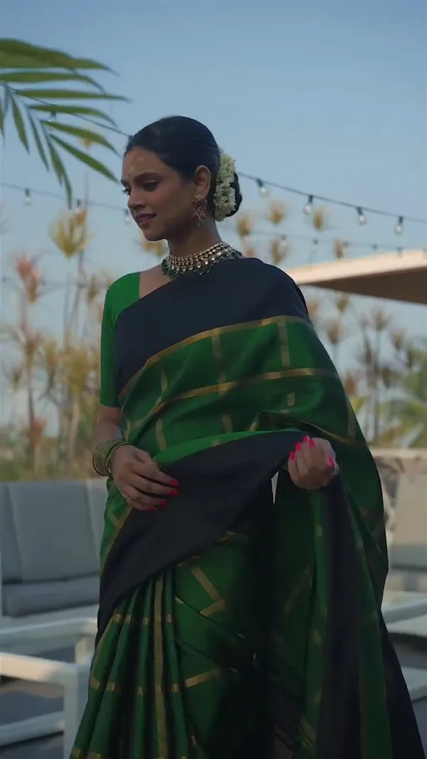 Entrancing_Green_Soft_Banarasi_Silk_Saree_With_Divine_Blouse_Piece