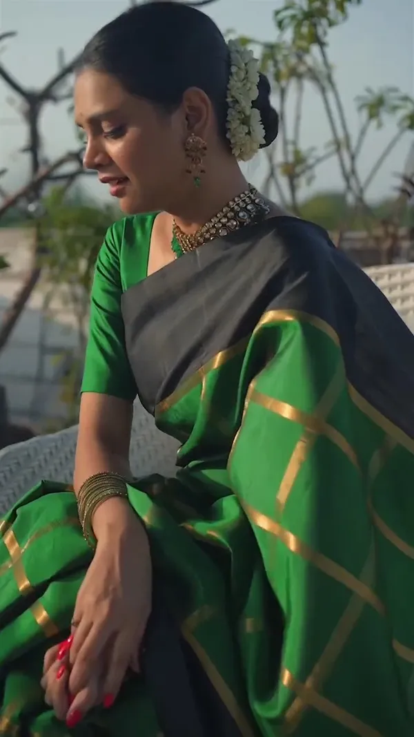 Entrancing_Green_Soft_Banarasi_Silk_Saree_With_Divine_Blouse_Piece