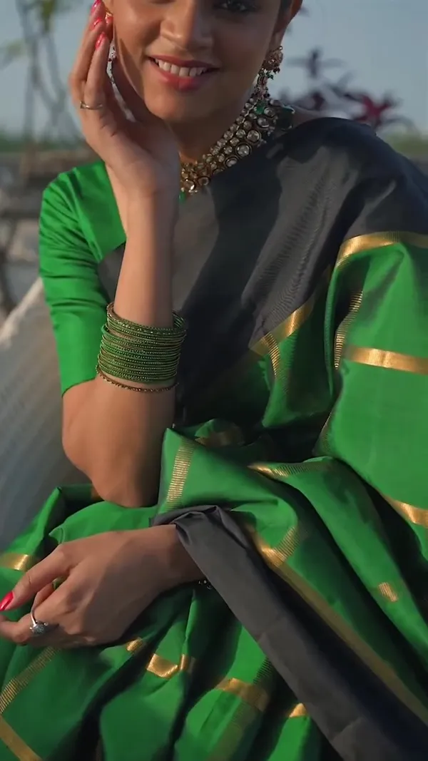 Entrancing_Green_Soft_Banarasi_Silk_Saree_With_Divine_Blouse_Piece