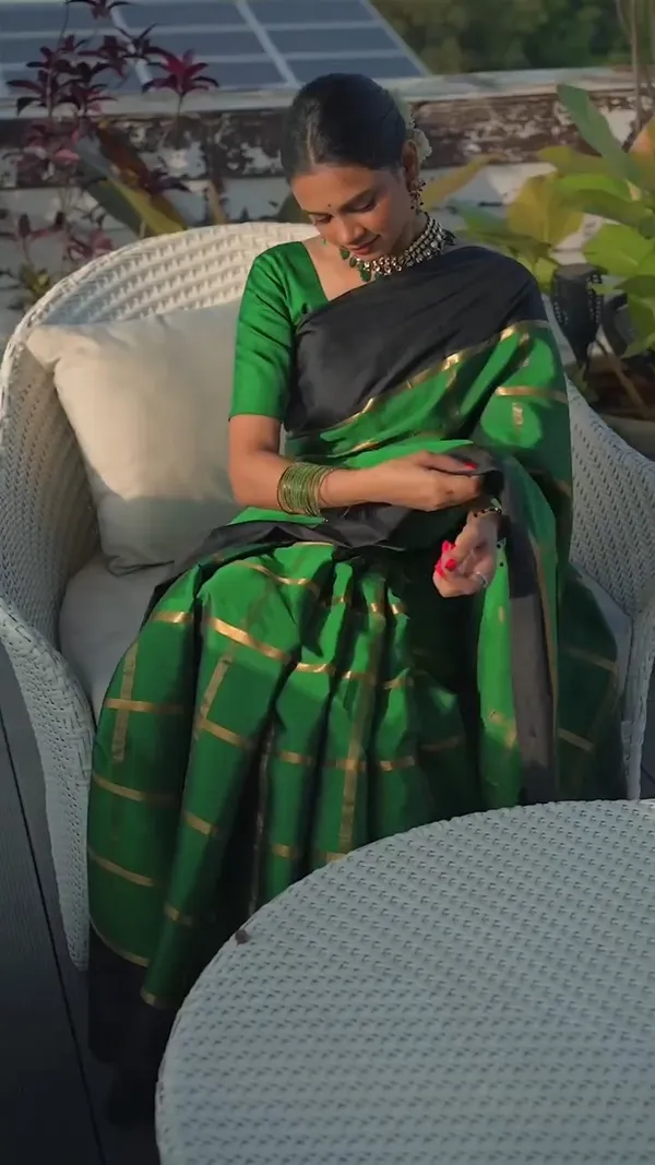 Entrancing_Green_Soft_Banarasi_Silk_Saree_With_Divine_Blouse_Piece