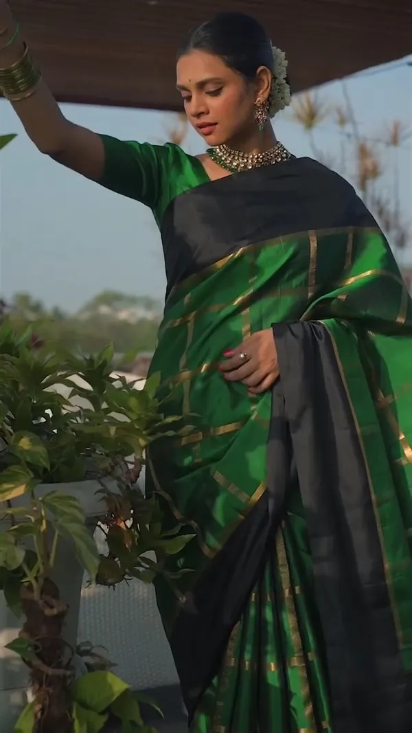 Entrancing_Green_Soft_Banarasi_Silk_Saree_With_Divine_Blouse_Piece