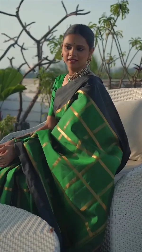 Entrancing_Green_Soft_Banarasi_Silk_Saree_With_Divine_Blouse_Piece