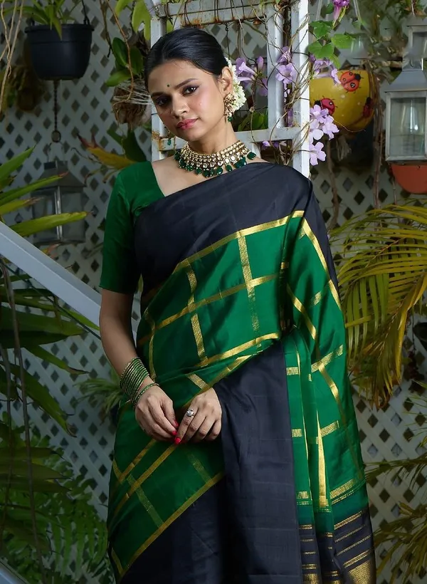 Entrancing_Green_Soft_Banarasi_Silk_Saree_With_Divine_Blouse_Piece