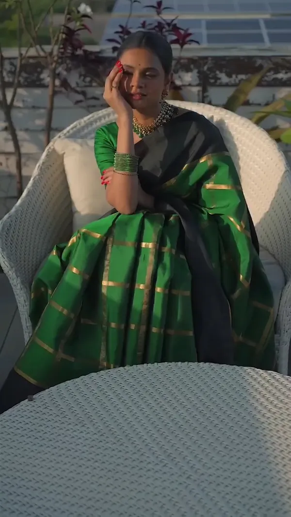 Entrancing_Green_Soft_Banarasi_Silk_Saree_With_Divine_Blouse_Piece