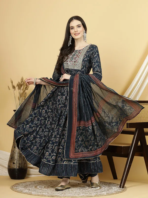 Classic_Design_Kurti,_Pant_&_Dupatta_Set