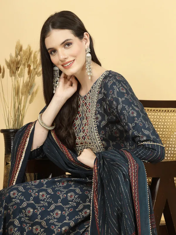 Classic_Design_Kurti,_Pant_&_Dupatta_Set