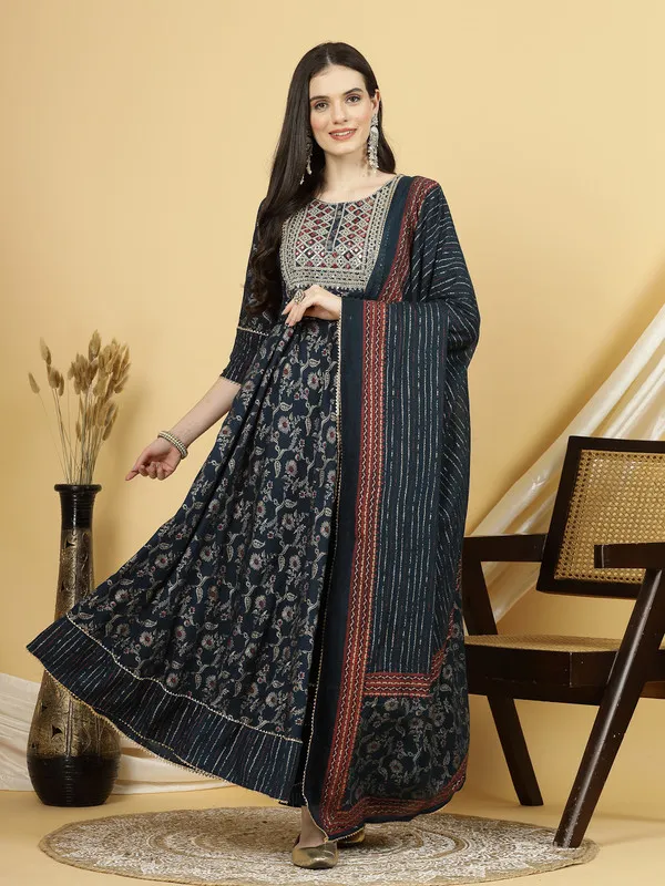 Classic_Design_Kurti,_Pant_&_Dupatta_Set