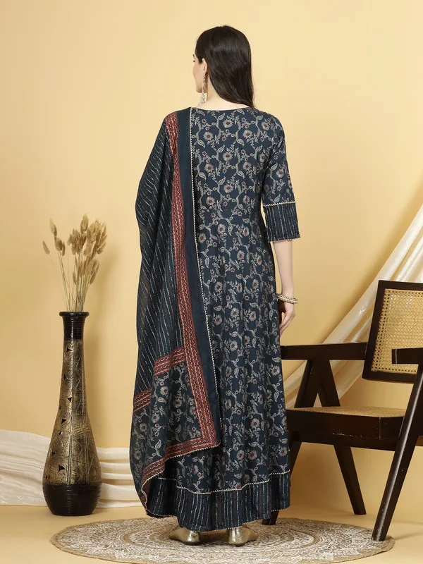 Classic_Design_Kurti,_Pant_&_Dupatta_Set