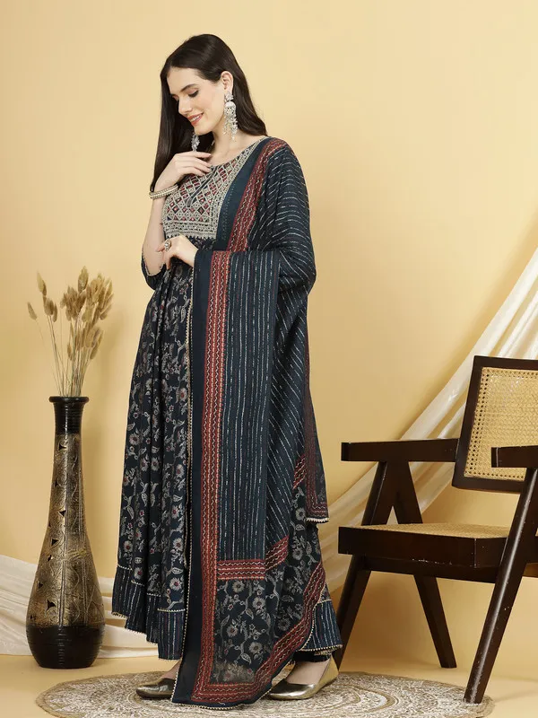 Classic_Design_Kurti,_Pant_&_Dupatta_Set