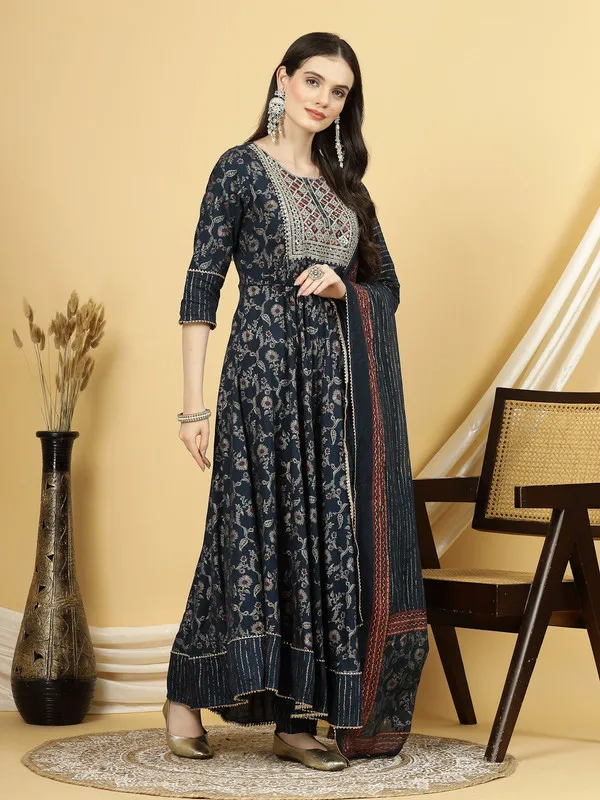 Classic_Design_Kurti,_Pant_&_Dupatta_Set