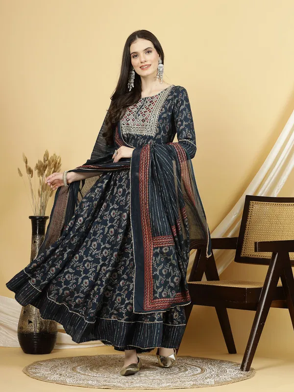 Classic_Design_Kurti,_Pant_&_Dupatta_Set
