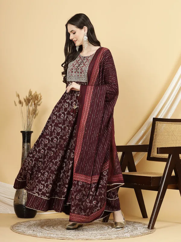 Classic_Kurti,_Pant_&_Dupatta_Set_with_a_Modern_Touch