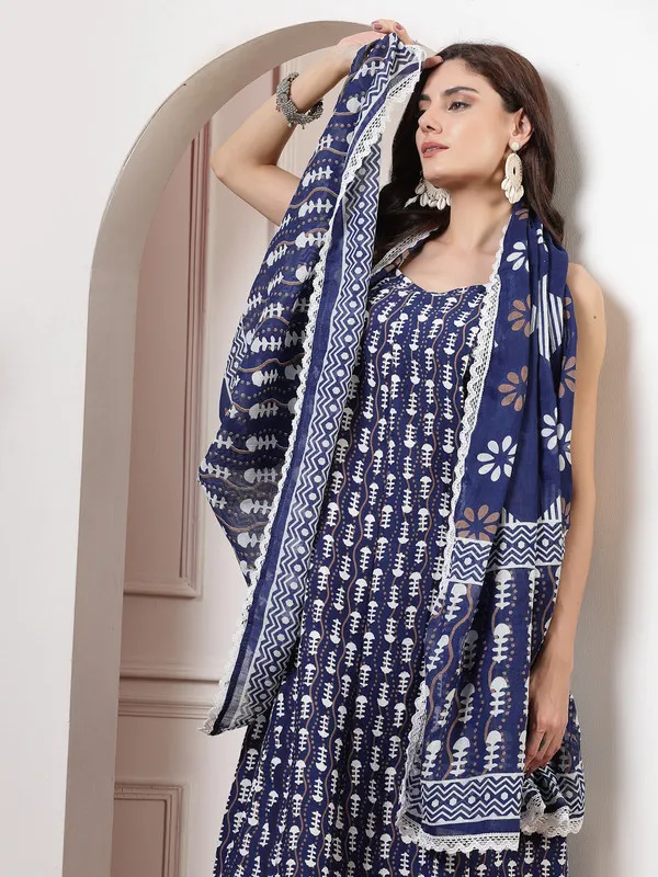 Graceful_Kurti,_Pant_&_Dupatta_with_Beautiful_Patterns