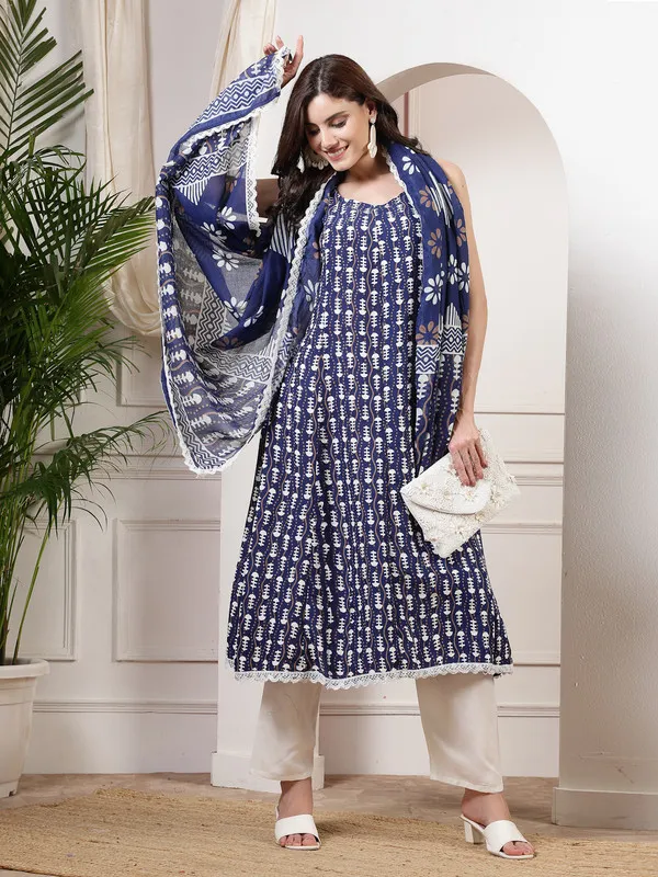 Graceful_Kurti,_Pant_&_Dupatta_with_Beautiful_Patterns