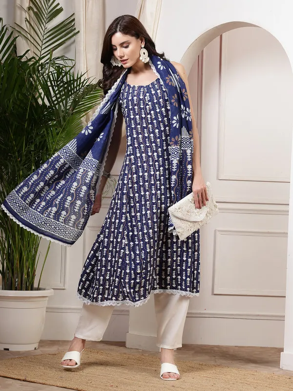 Graceful_Kurti,_Pant_&_Dupatta_with_Beautiful_Patterns