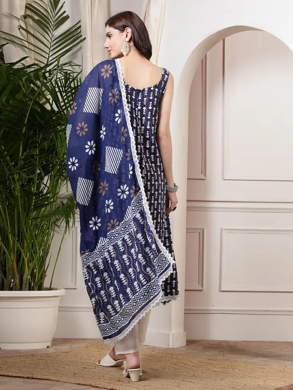 Graceful_Kurti,_Pant_&_Dupatta_with_Beautiful_Patterns