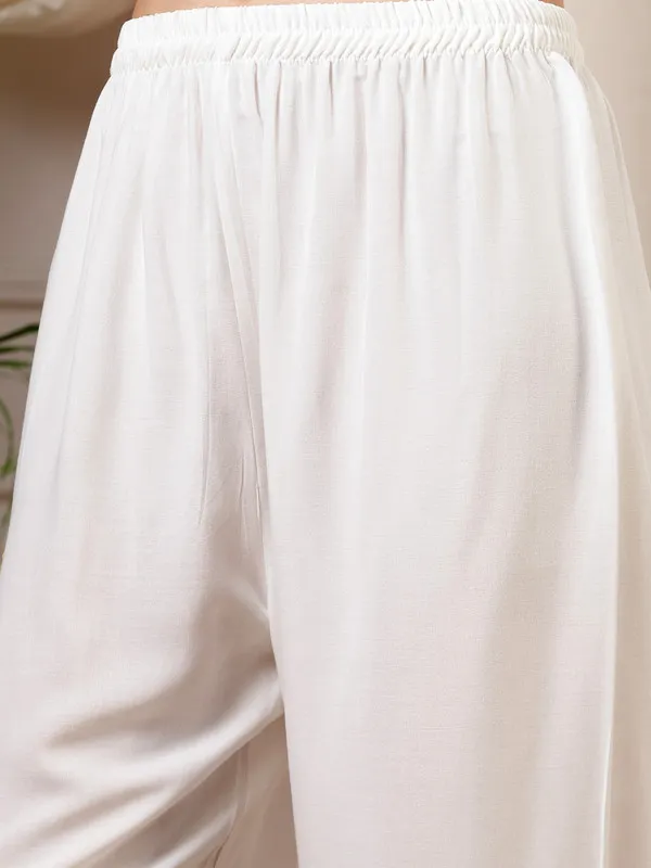 Graceful_Kurti,_Pant_&_Dupatta_with_Beautiful_Patterns