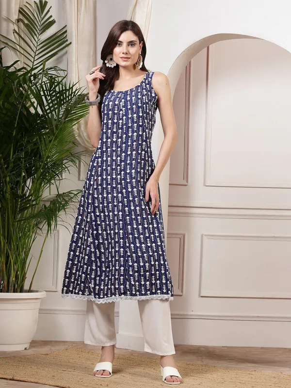 Graceful_Kurti,_Pant_&_Dupatta_with_Beautiful_Patterns